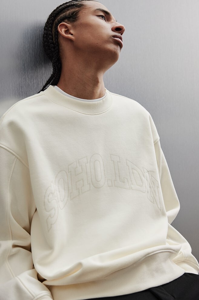 Толстовка с вышивкой H&M, бежевый 
Толстовка с вышивкой H&M, бежевый