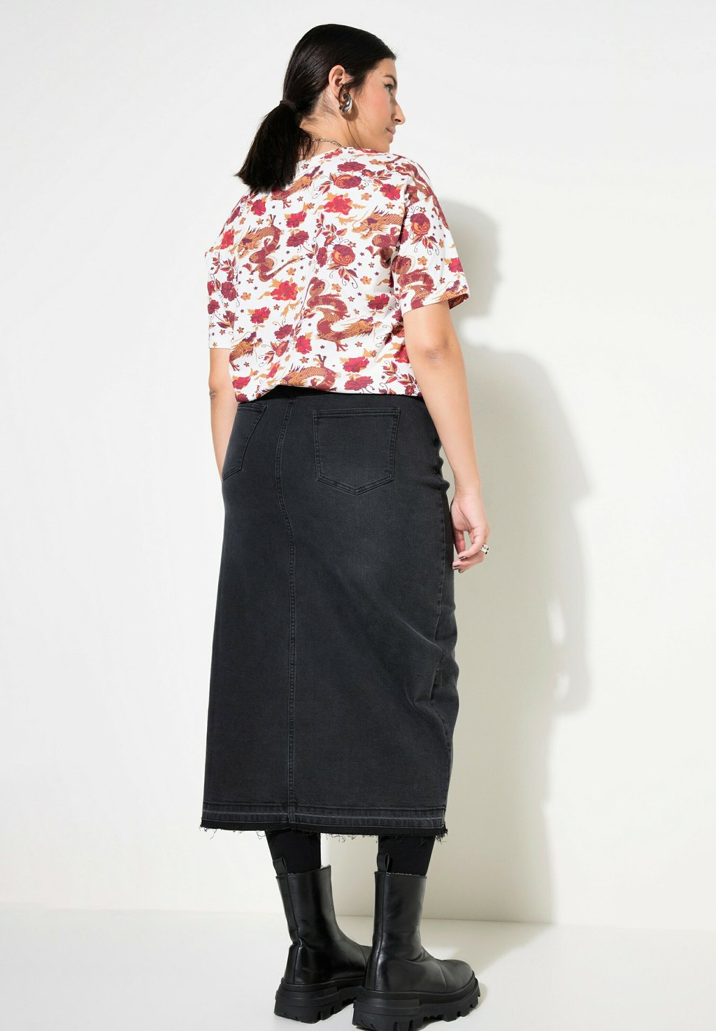 Юбка-карандаш STONEWASH Studio Untold, черный
Юбка-карандаш STONEWASH Studio Untold, черный