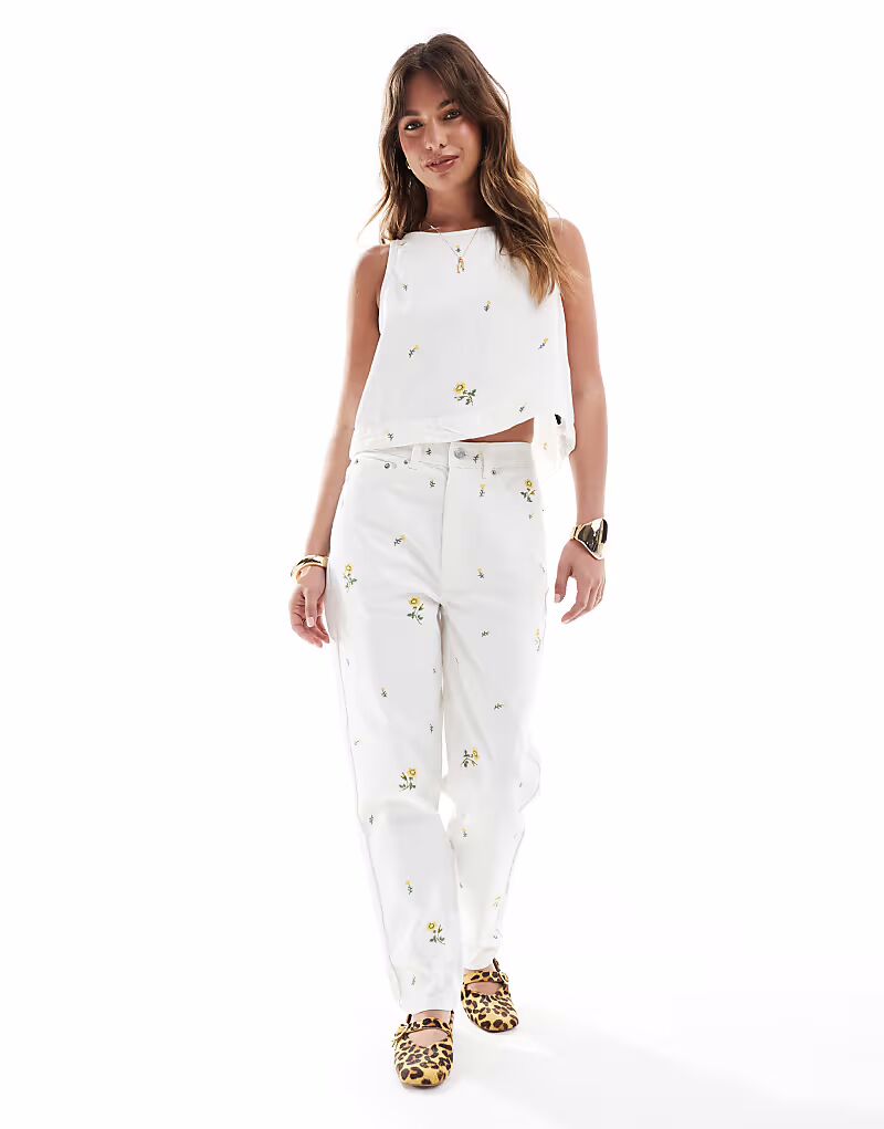 Свободные джинсы mom с высокой талией и цветочной вышивкой ASOS DESIGN в белом цвете
Свободные джинсы mom с высокой талией и цветочной вышивкой ASOS DESIGN в белом цвете