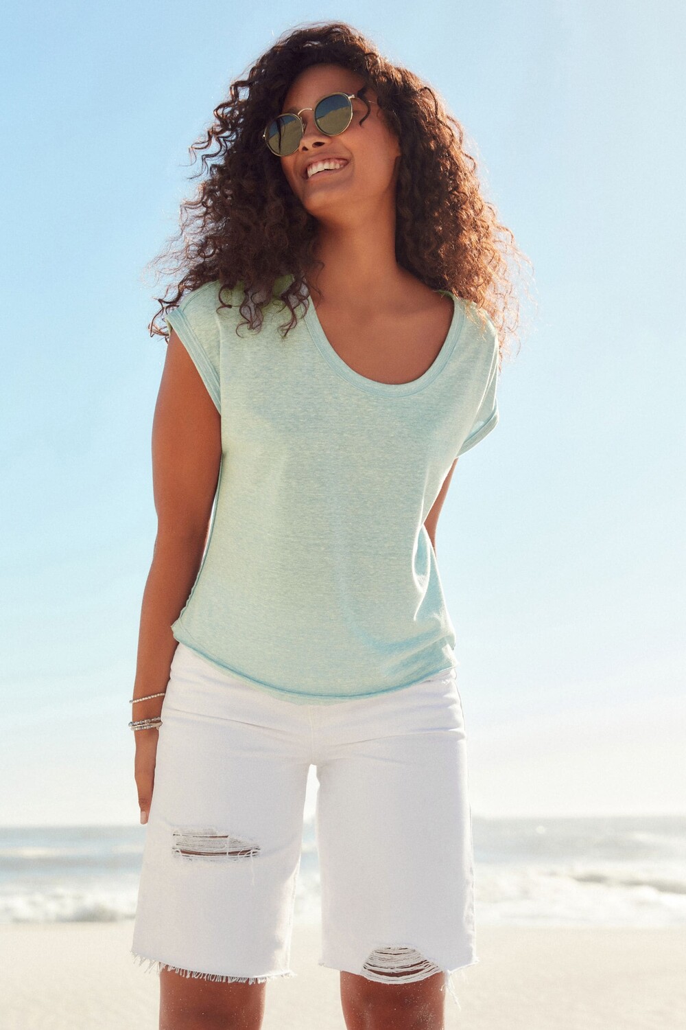 Джинсовые шорты-бермуды с потертостями Next, белый 
Джинсовые шорты-бермуды с потертостями Next, белый