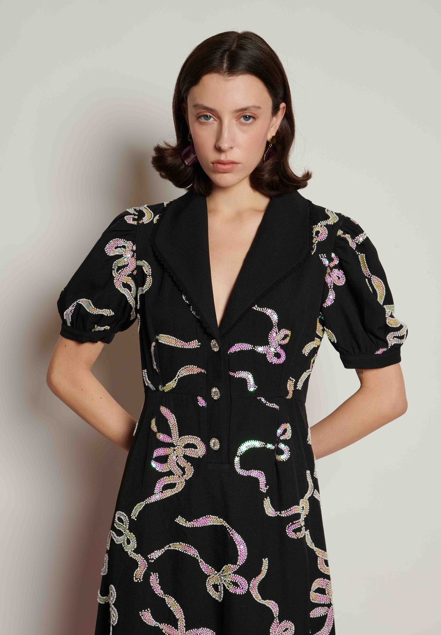 Платье Sister Jane RIPPLE BOW EMBELLISHED, Black
Платье Sister Jane RIPPLE BOW EMBELLISHED, Black