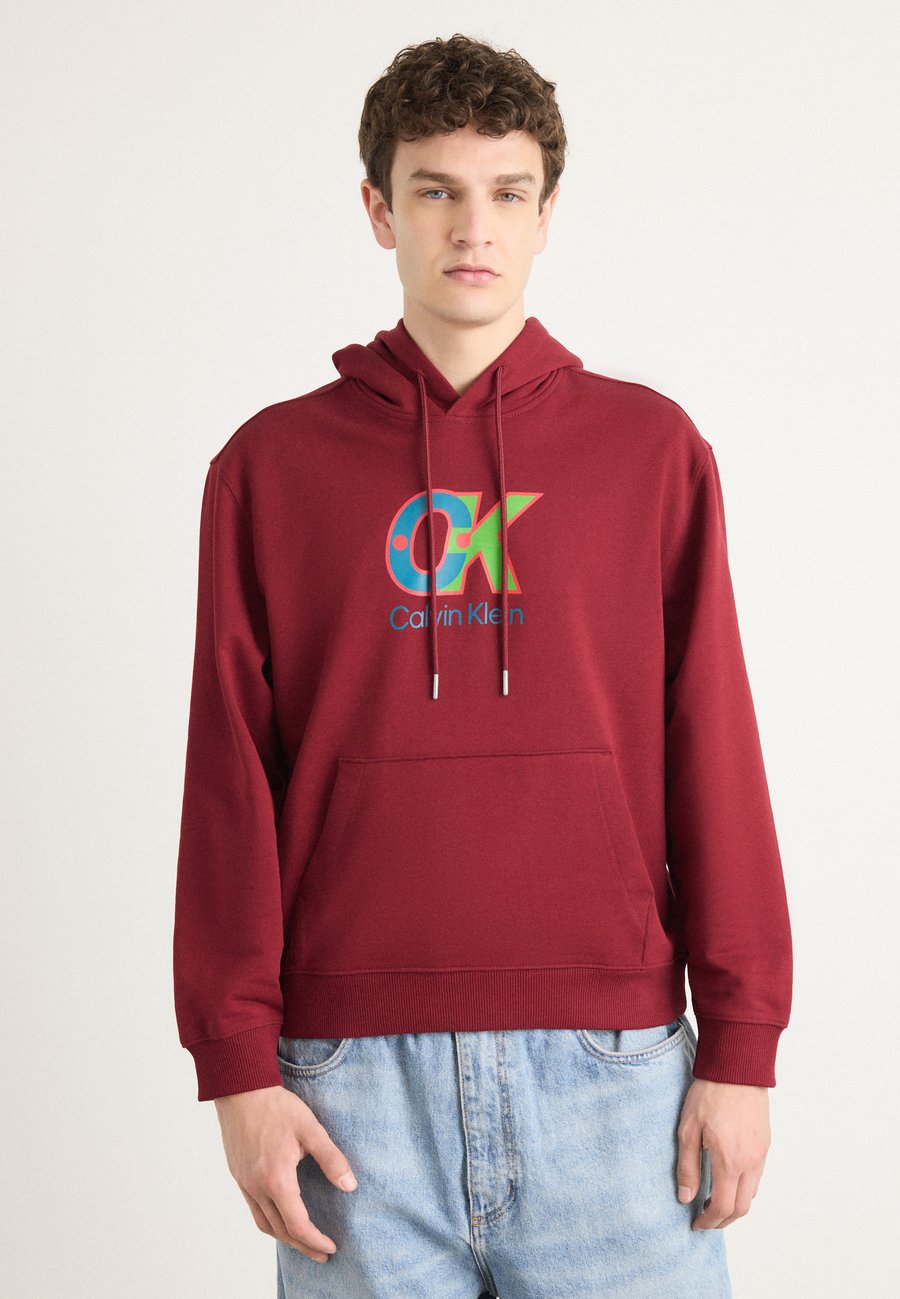 Толстовка Calvin Klein DOT GRAPHIC, Renaissance Red/Red
Толстовка Calvin Klein DOT GRAPHIC, Renaissance Red/Red