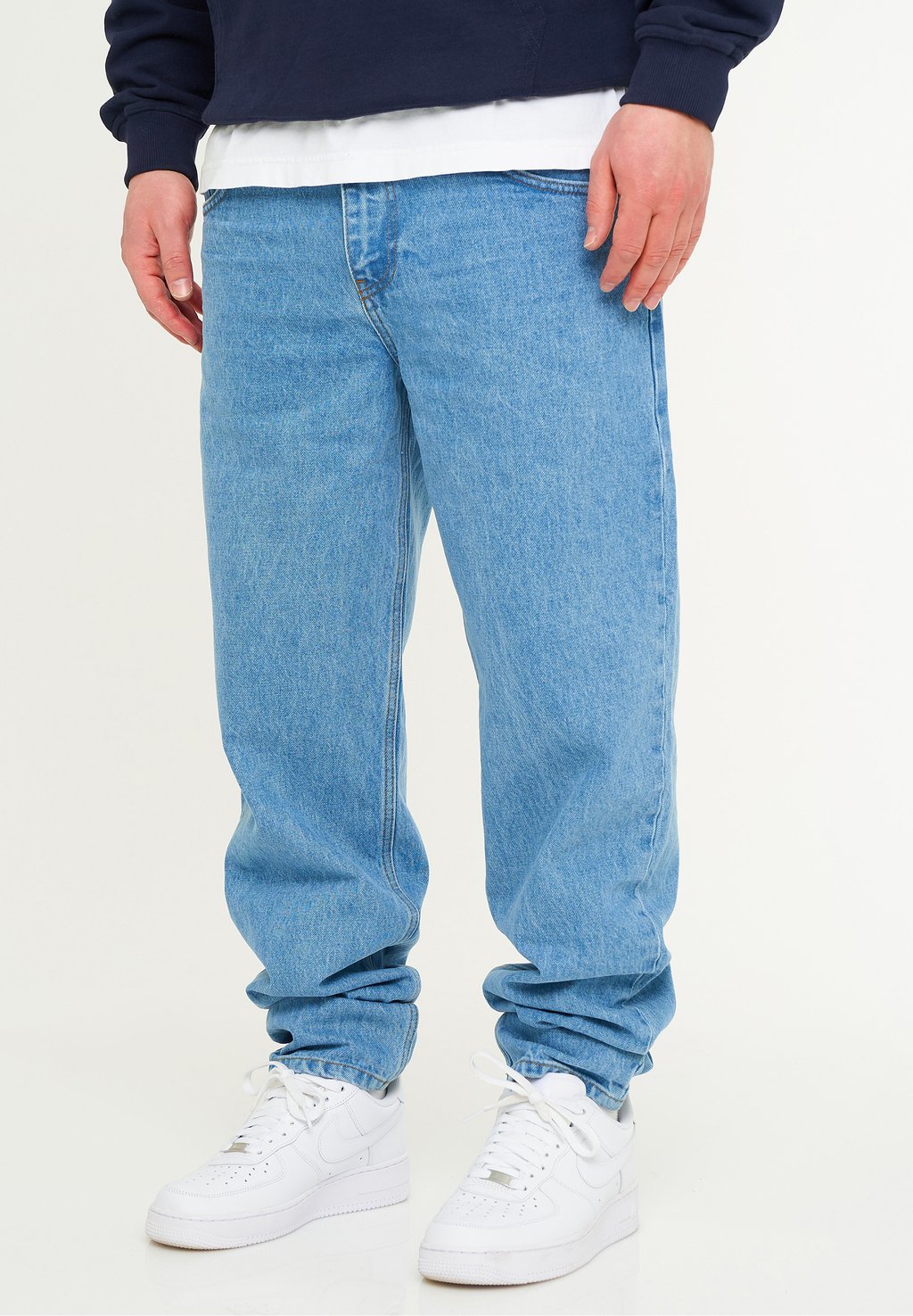 Джинсы свободного кроя JEANS TAPERED-FIT AMSTERDAM One Redox, светло-голубой
Джинсы свободного кроя JEANS TAPERED-FIT AMSTERDAM One Redox, светло-голубой