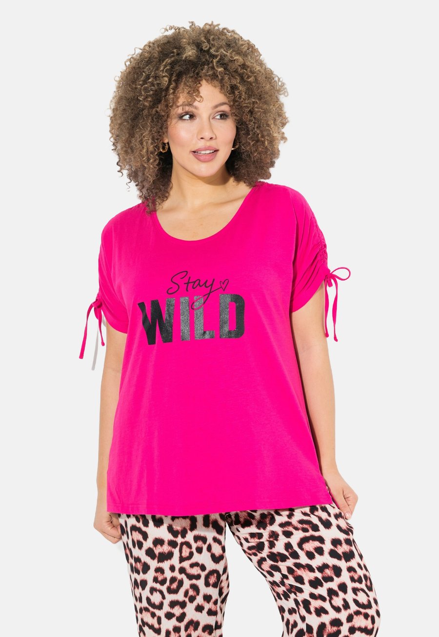 Футболка Ulla Popken STAY WILD GATHERED GRAPHIC, Magenta Pink/Pink, Красный, Футболка Ulla Popken STAY WILD GATHERED GRAPHIC, Magenta Pink/Pink
Футболка Ulla Popken STAY WILD GATHERED GRAPHIC, Magenta Pink/Pink, Красный, Футболка Ulla Popken STAY WILD GATHERED GRAPHIC, Magenta Pink/Pink