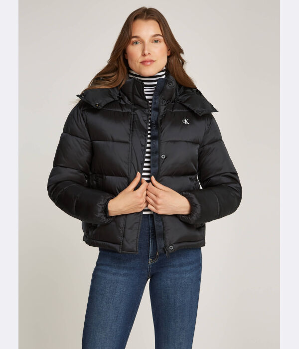 Куртка женская Calvin Klein Jeans короткая с капюшоном, черный
Куртка женская Calvin Klein Jeans короткая с капюшоном, черный