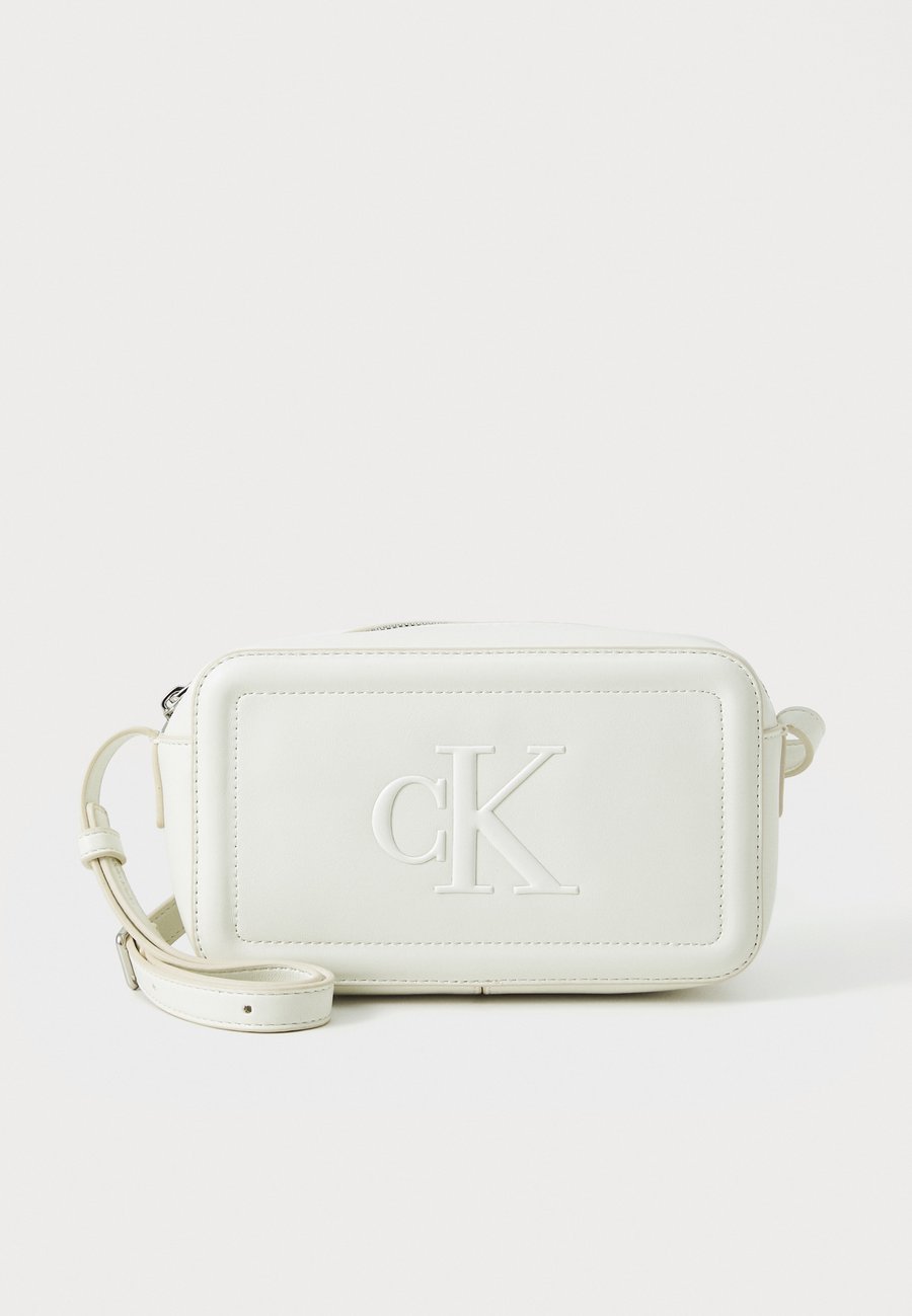 Сумка кросс-боди Calvin Klein BOLD CAMERA BAG, White/Lilac
Сумка кросс-боди Calvin Klein BOLD CAMERA BAG, White/Lilac
