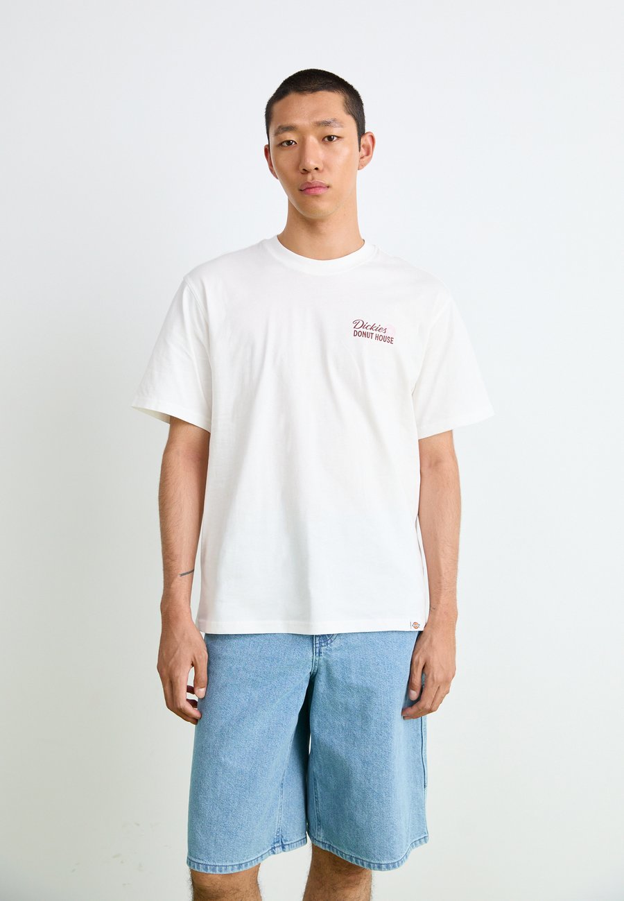 Футболка Dickies DONUT HOUSE TEE, White, Белый, Футболка Dickies DONUT HOUSE TEE, White
Футболка Dickies DONUT HOUSE TEE, White, Белый, Футболка Dickies DONUT HOUSE TEE, White