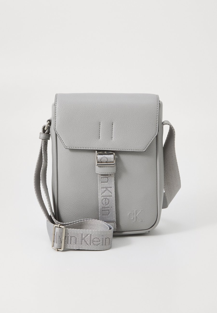 Сумка кросс-боди Calvin Klein CARGO, Formal Gray/Grey
Сумка кросс-боди Calvin Klein CARGO, Formal Gray/Grey