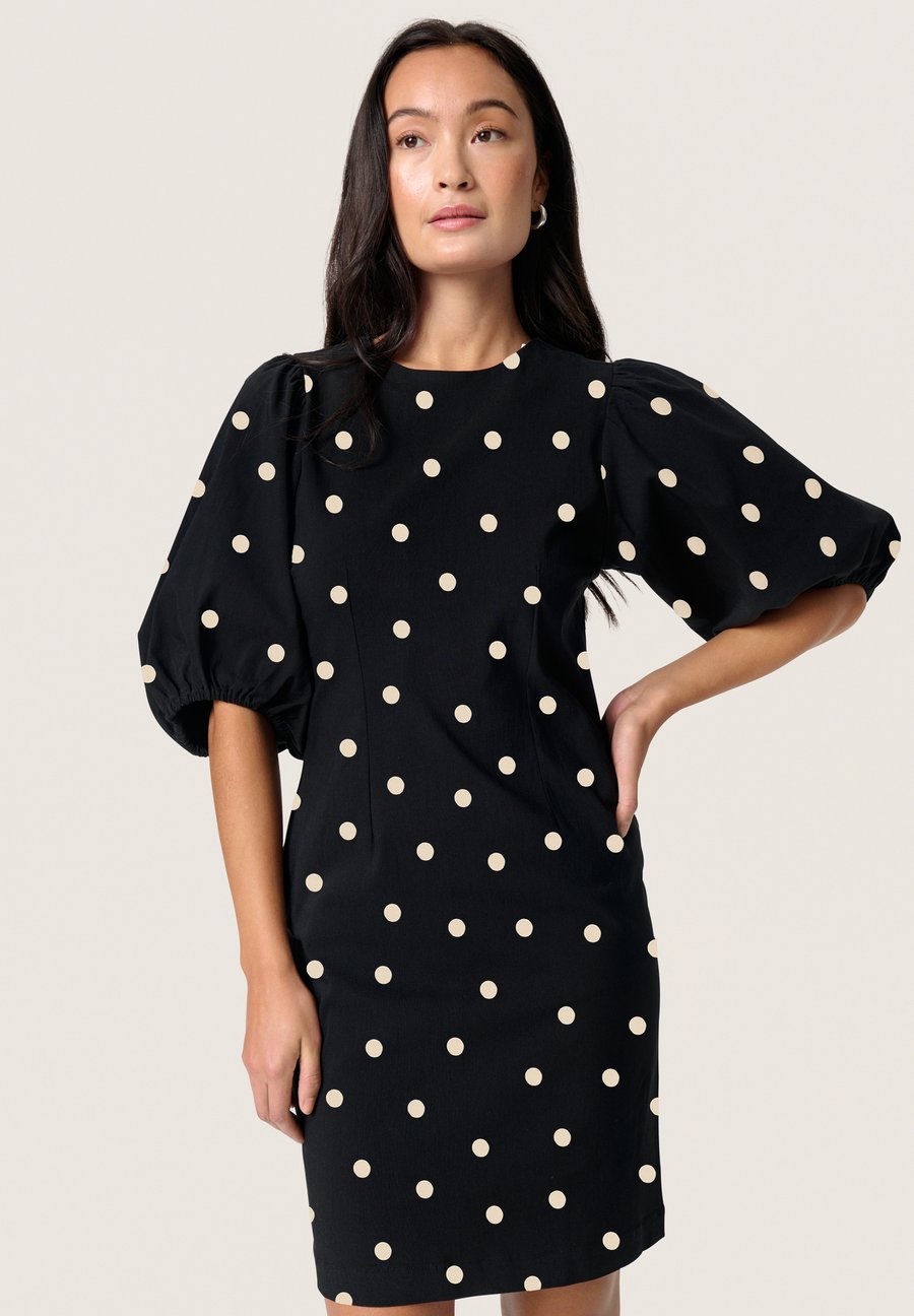 Платье Soaked in Luxury ZAZU DOLORE PRINTED, Black W White Dot Print/Black
Платье Soaked in Luxury ZAZU DOLORE PRINTED, Black W White Dot Print/Black