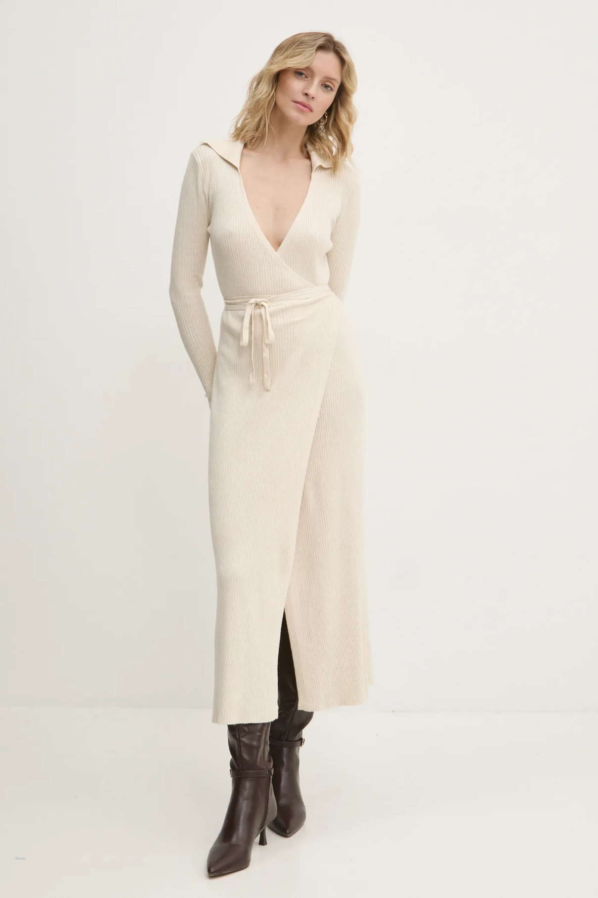 Платье Answear Lab, бежевый 
Платье Answear Lab, бежевый