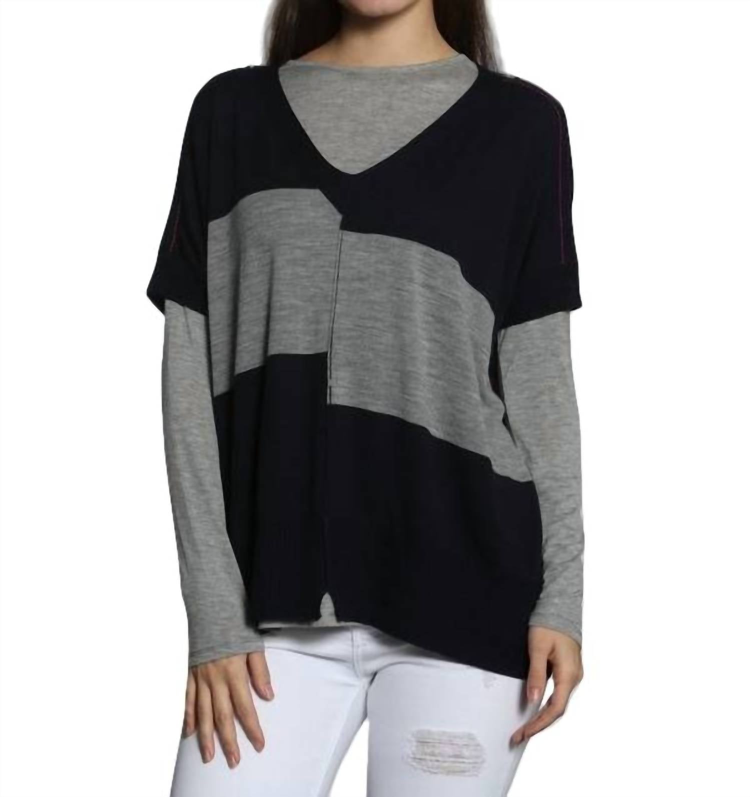 Пончо Wide Chic Vee в цвете Navy/Seroe LABEL+thread 
Пончо Wide Chic Vee в цвете Navy/Seroe LABEL+thread