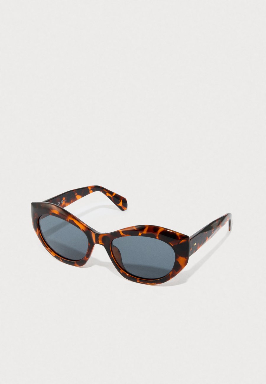 Солнцезащитные очки Privé Revaux NOWHERE, Havana/Brown
Солнцезащитные очки Privé Revaux NOWHERE, Havana/Brown