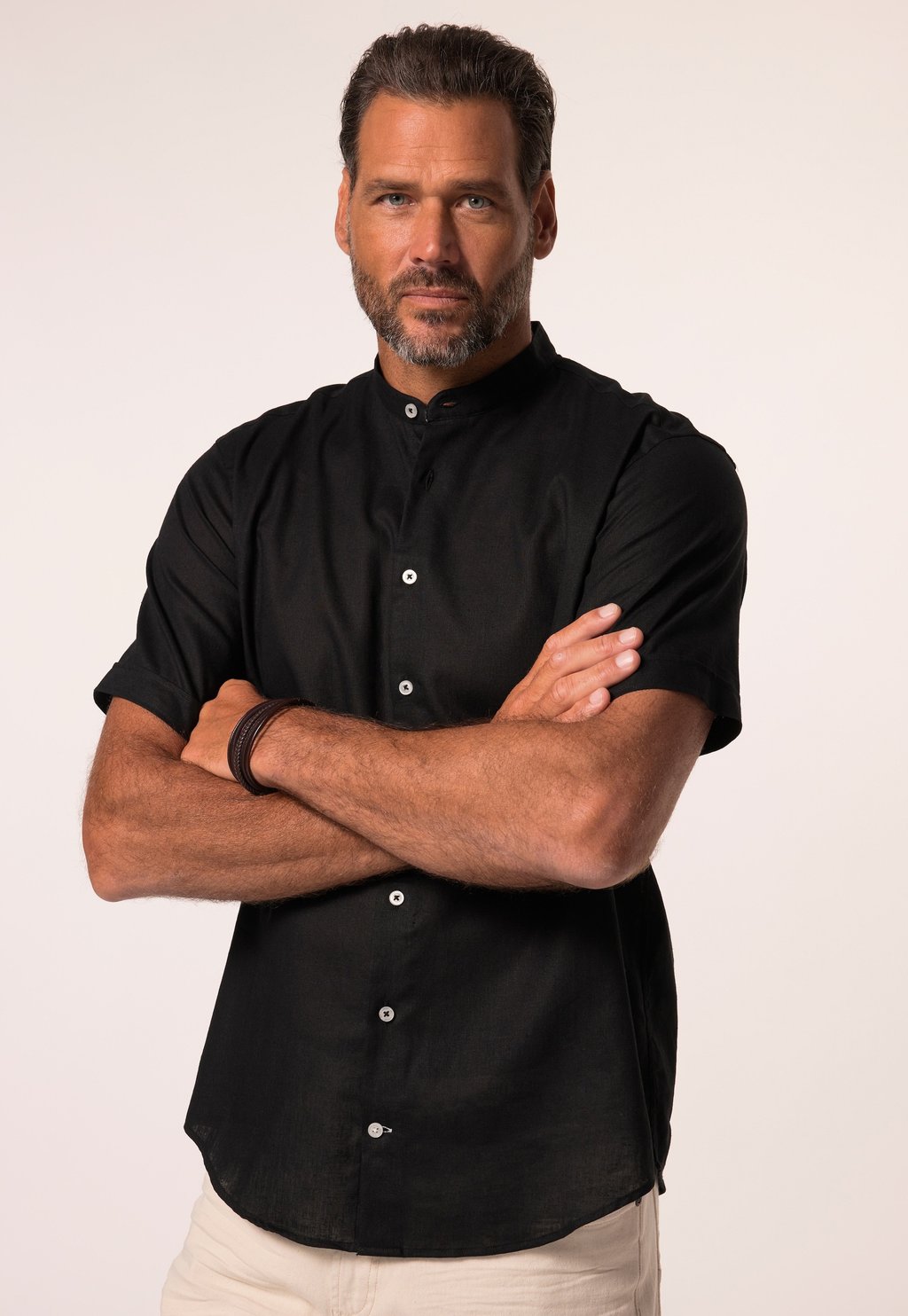 Рубашка MANCHES COURTES ET COL OFFICIER. COUPE MODERN FIT. JP1880, черный
Рубашка MANCHES COURTES ET COL OFFICIER. COUPE MODERN FIT. JP1880, черный