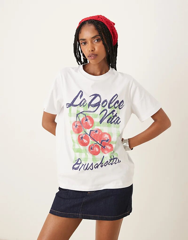ASOS DESIGN Топ Regular Fit La Dolce Tomato Graphic in White
ASOS DESIGN Топ Regular Fit La Dolce Tomato Graphic in White