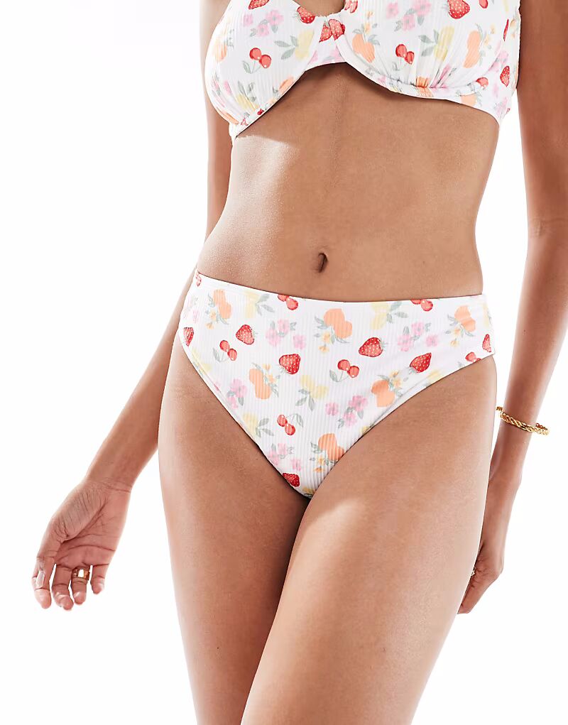 Плавки Curvy с высокой талией и дерзким низом, с фруктовым принтом Hollister
Плавки Curvy с высокой талией и дерзким низом, с фруктовым принтом Hollister