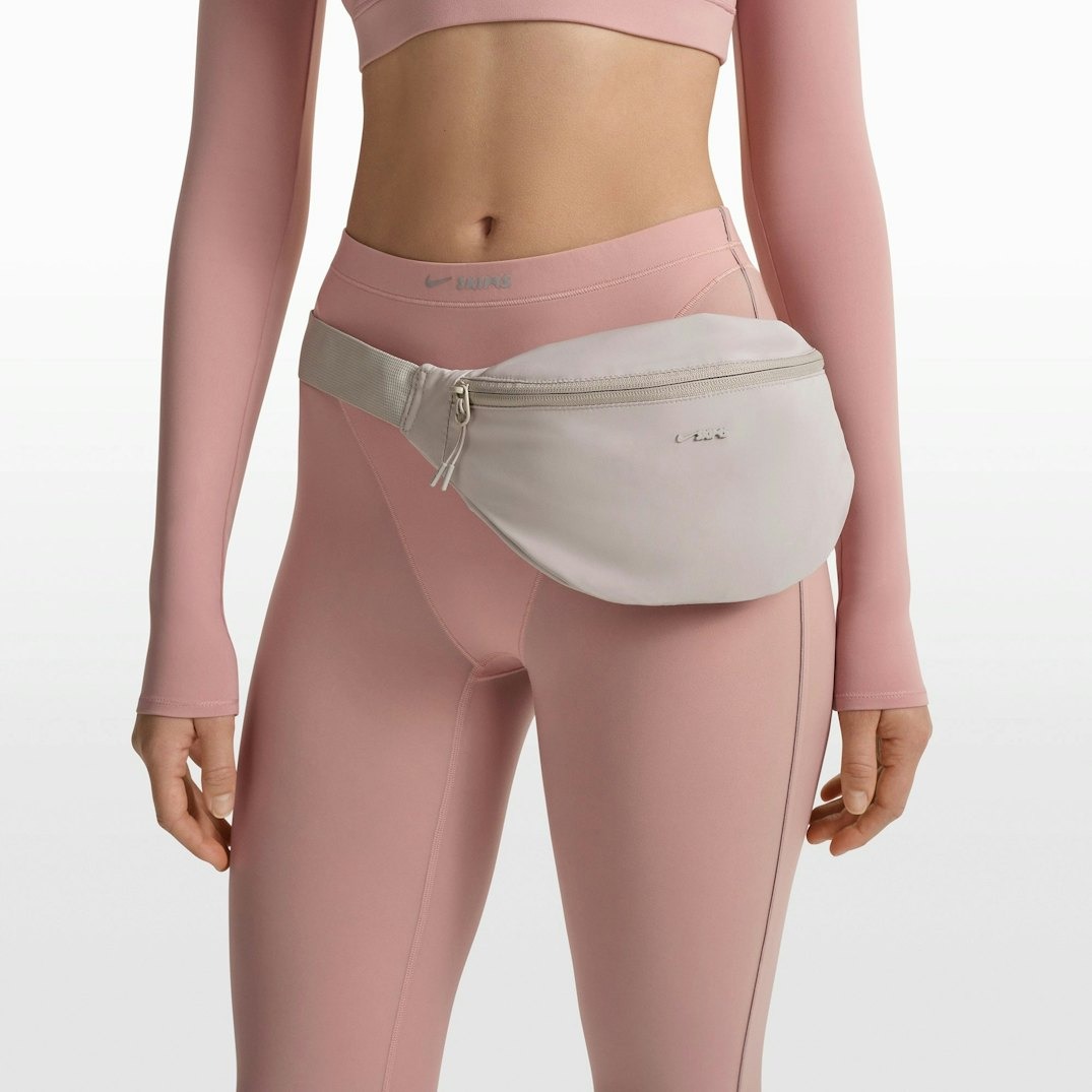 Поясная сумка Nike x SKIMS Accessories Fanny Pack, серый
Поясная сумка Nike x SKIMS Accessories Fanny Pack, серый