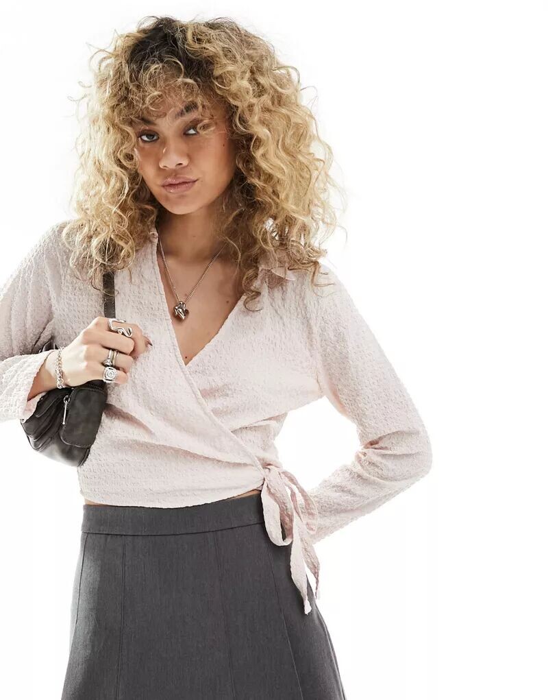 Светло-розовый топ из сирсакера JDY с запахом
Светло-розовый топ из сирсакера JDY с запахом