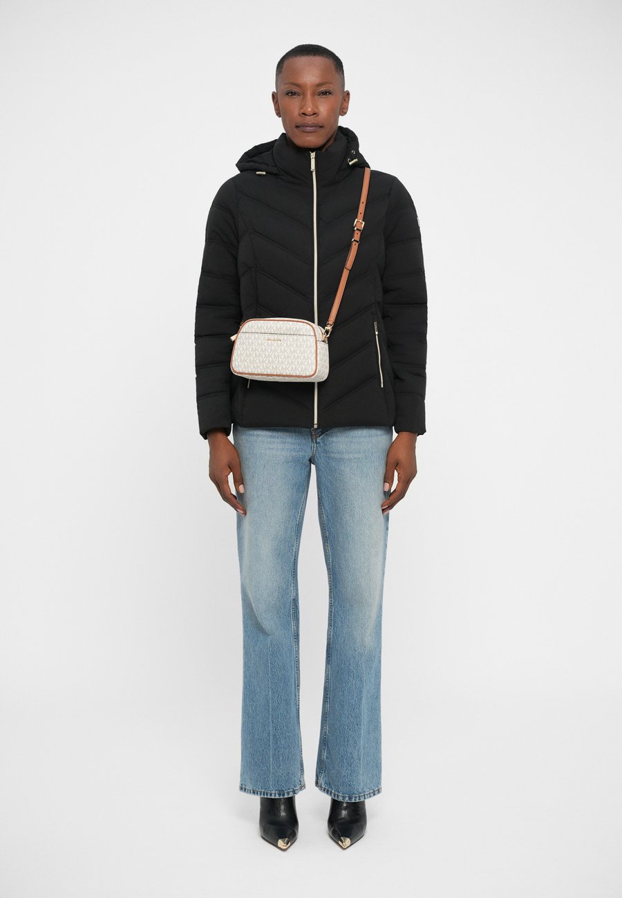 Сумка кросс-боди MICHAEL Michael Kors JET SET CAMERA BODY, Vanilla/Off-White
Сумка кросс-боди MICHAEL Michael Kors JET SET CAMERA BODY, Vanilla/Off-White