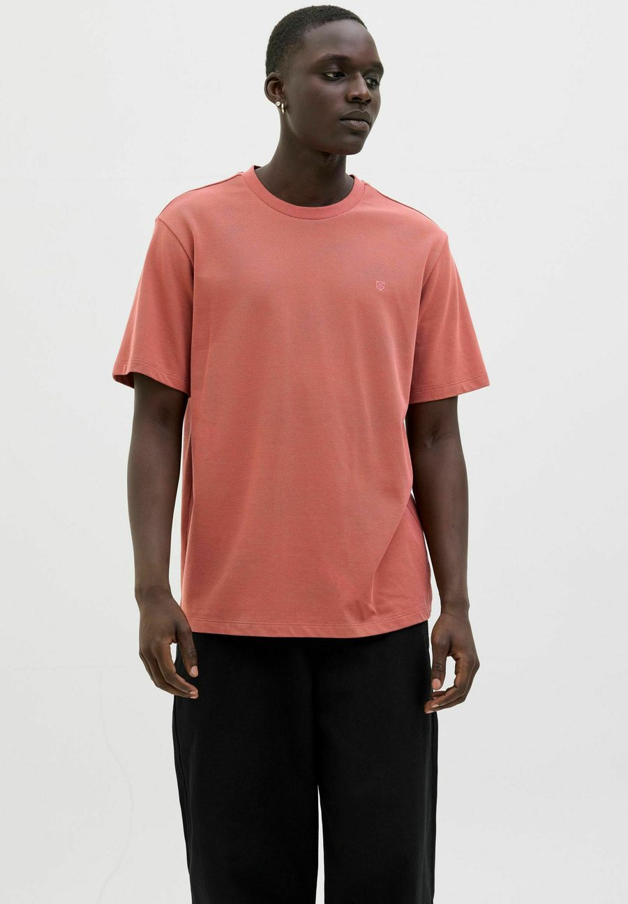 Футболка Jack & Jones PREMIUM Basic T-shirt, Marsala/Coral, Розовый, Футболка Jack & Jones PREMIUM Basic T-shirt, Marsala/Coral
Футболка Jack & Jones PREMIUM Basic T-shirt, Marsala/Coral, Розовый, Футболка Jack & Jones PREMIUM Basic T-shirt, Marsala/Coral