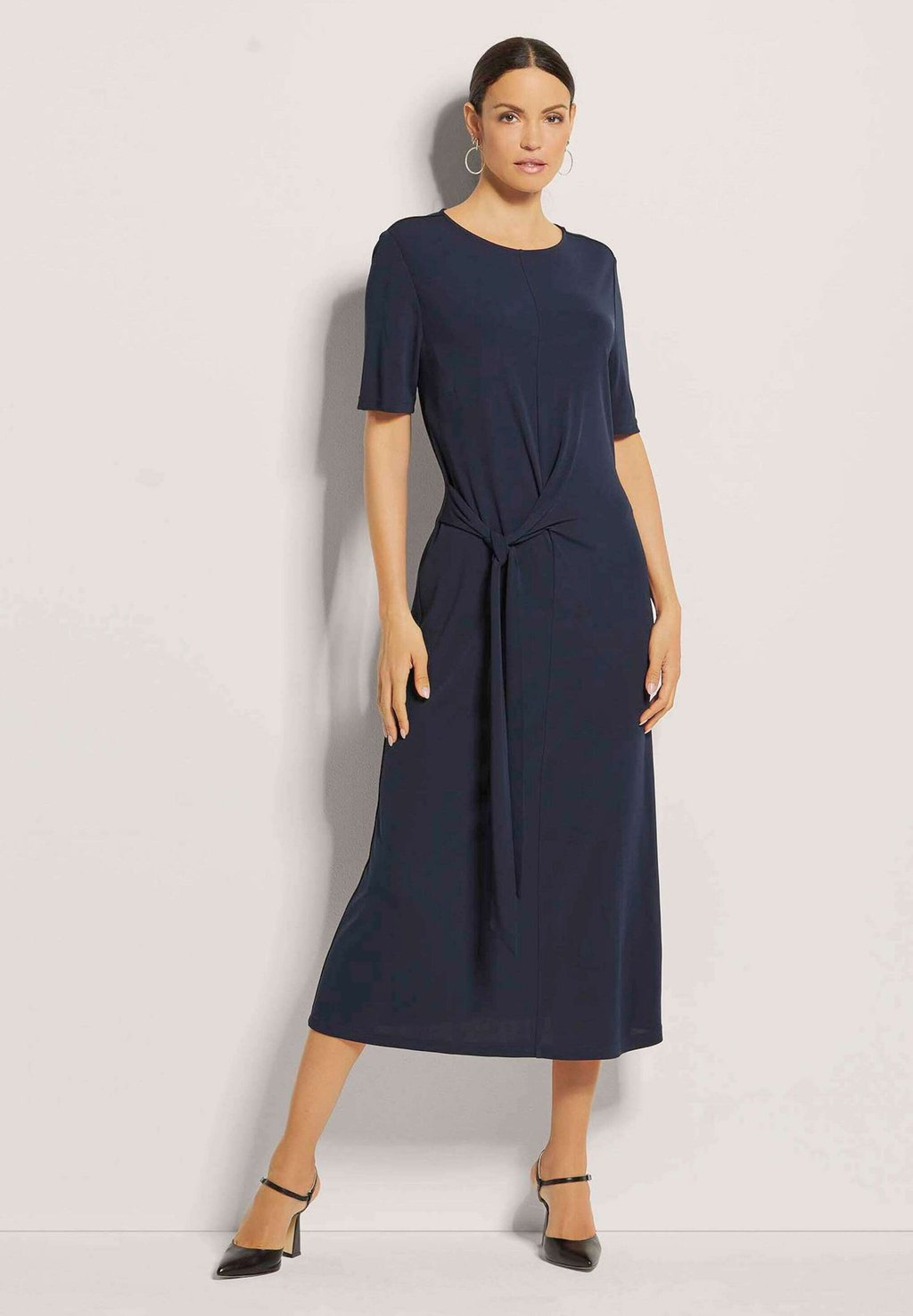 Повседневное платье HALBARM MIT TAILLENBAND MADELEINE, синий
Повседневное платье HALBARM MIT TAILLENBAND MADELEINE, синий