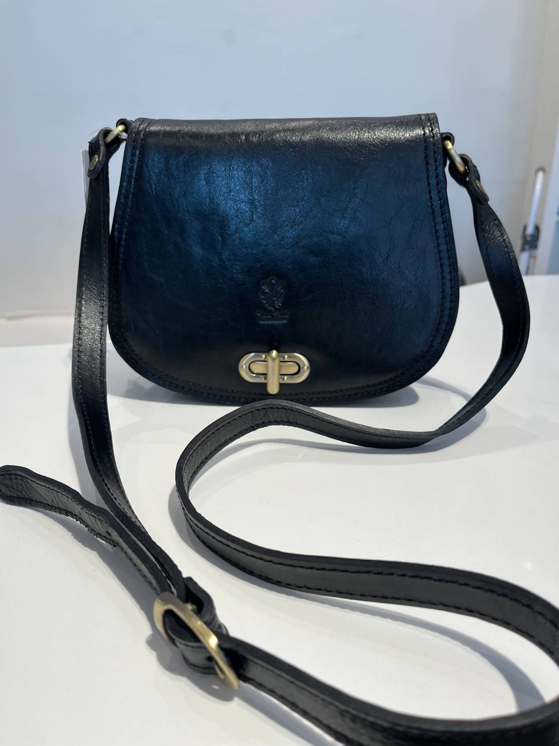 Женская сумка Jennifer из итальянской кожи черного цвета Charlie Leather
Женская сумка Jennifer из итальянской кожи черного цвета Charlie Leather