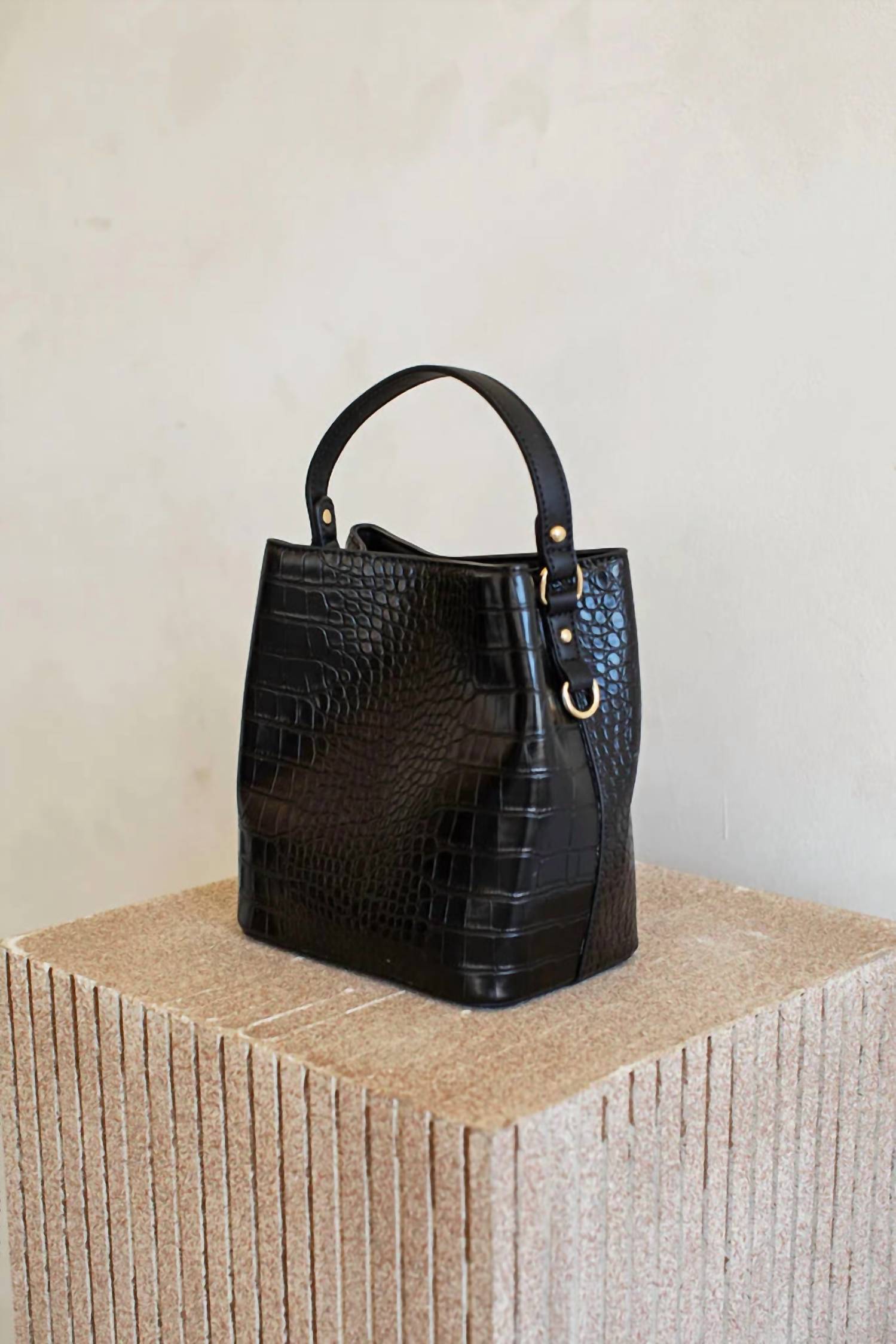 Женская сумка-ведро Elena в черном цвете AOTA 
Женская сумка-ведро Elena в черном цвете AOTA