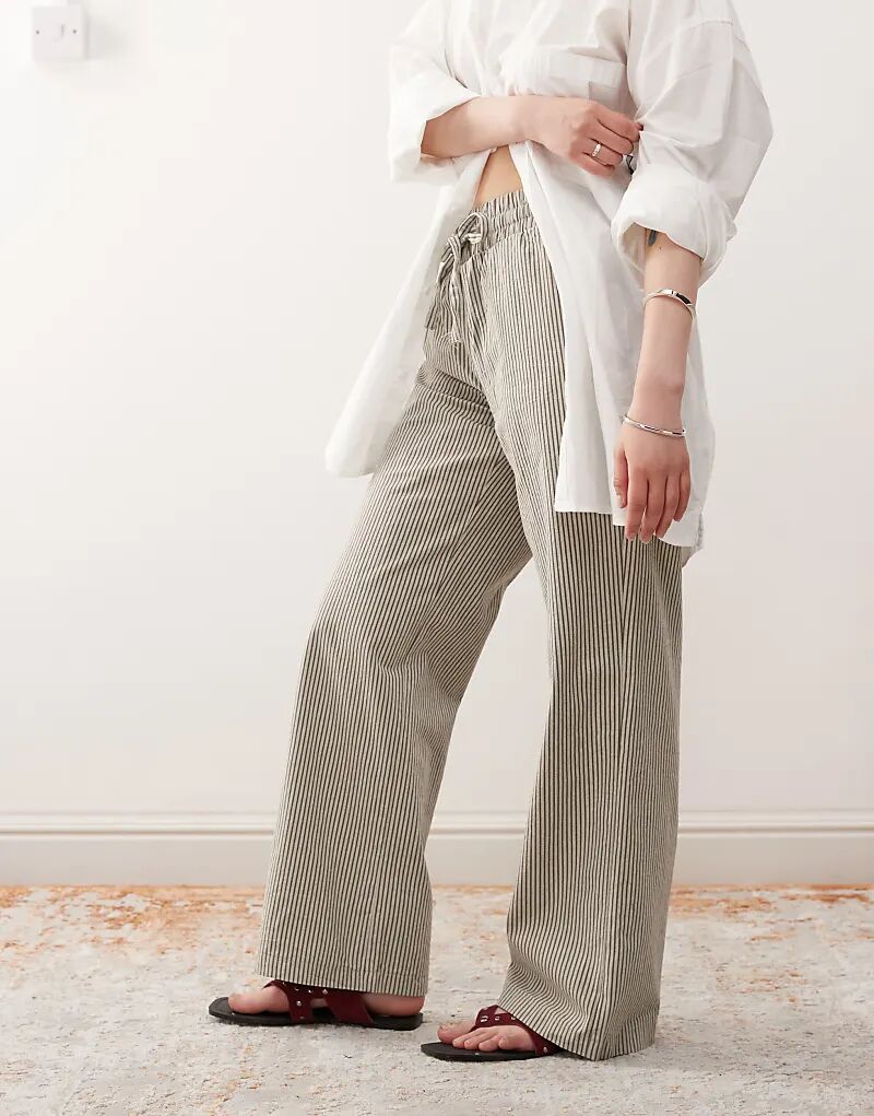 Широкие брюки Noisy May Petite с завязками спереди в серую полоску
Широкие брюки Noisy May Petite с завязками спереди в серую полоску