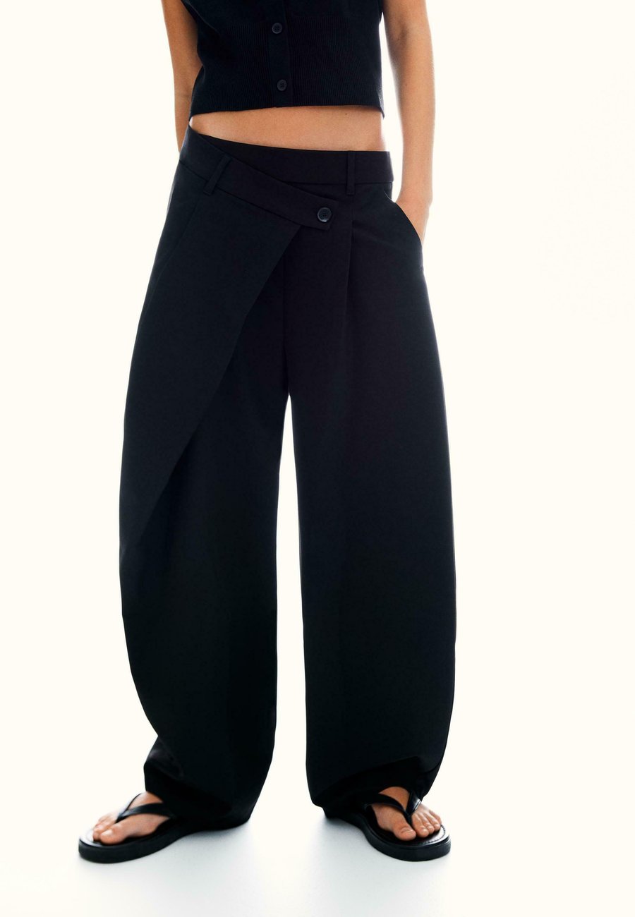 Брюки Bershka TAILORED FIT WITH CROSSOVER WAIST, Black
Брюки Bershka TAILORED FIT WITH CROSSOVER WAIST, Black