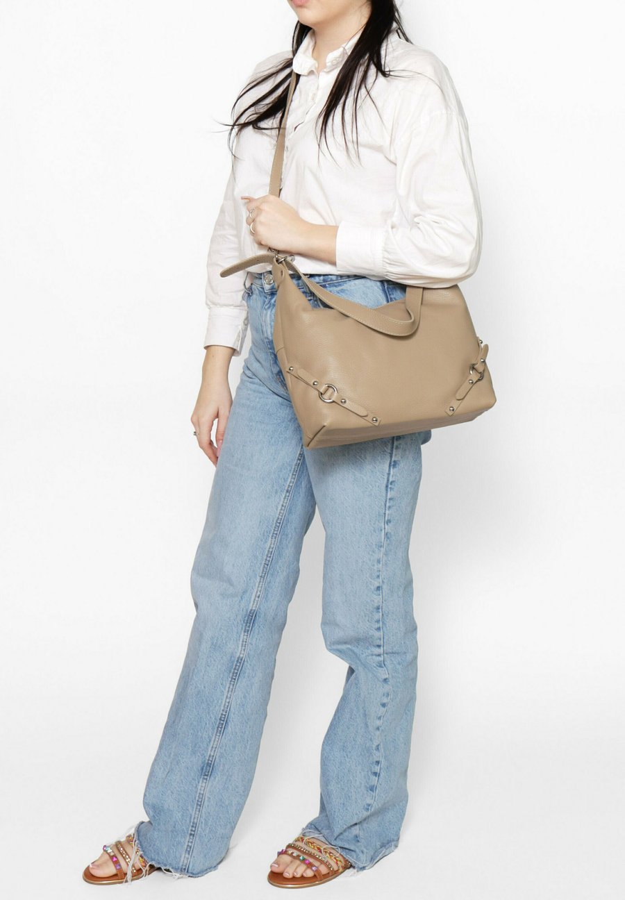 Сумка Chiara Ferretti SHOULDER , Taupe
Сумка Chiara Ferretti SHOULDER , Taupe