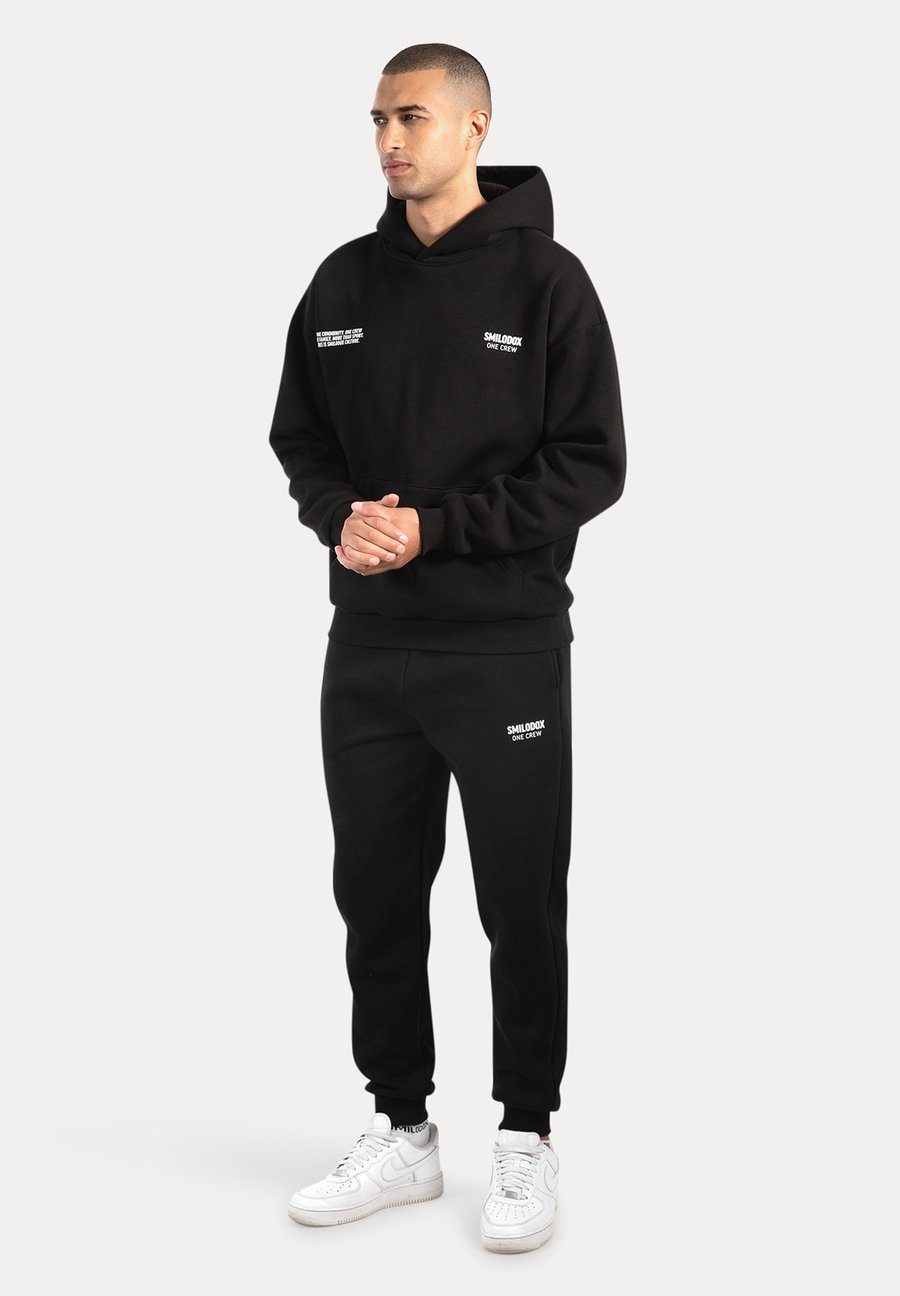 Спортивный костюм Smilodox OUTFIT SET LEVIAN HOODIE & JOGGINGHOSE, Schwarz/Black
Спортивный костюм Smilodox OUTFIT SET LEVIAN HOODIE & JOGGINGHOSE, Schwarz/Black