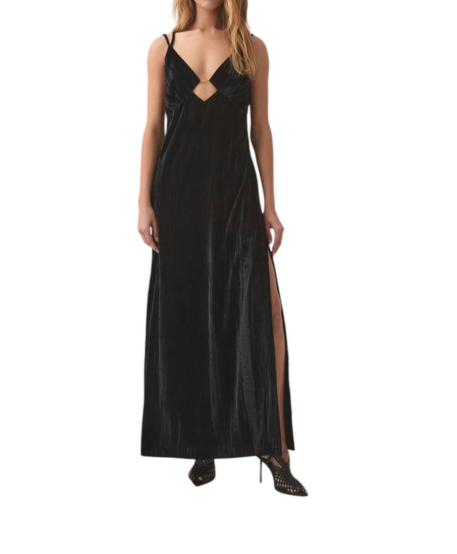 Лунная радуга: бархатное макси-платье в черном цвете Aje.
Лунная радуга: бархатное макси-платье в черном цвете Aje.