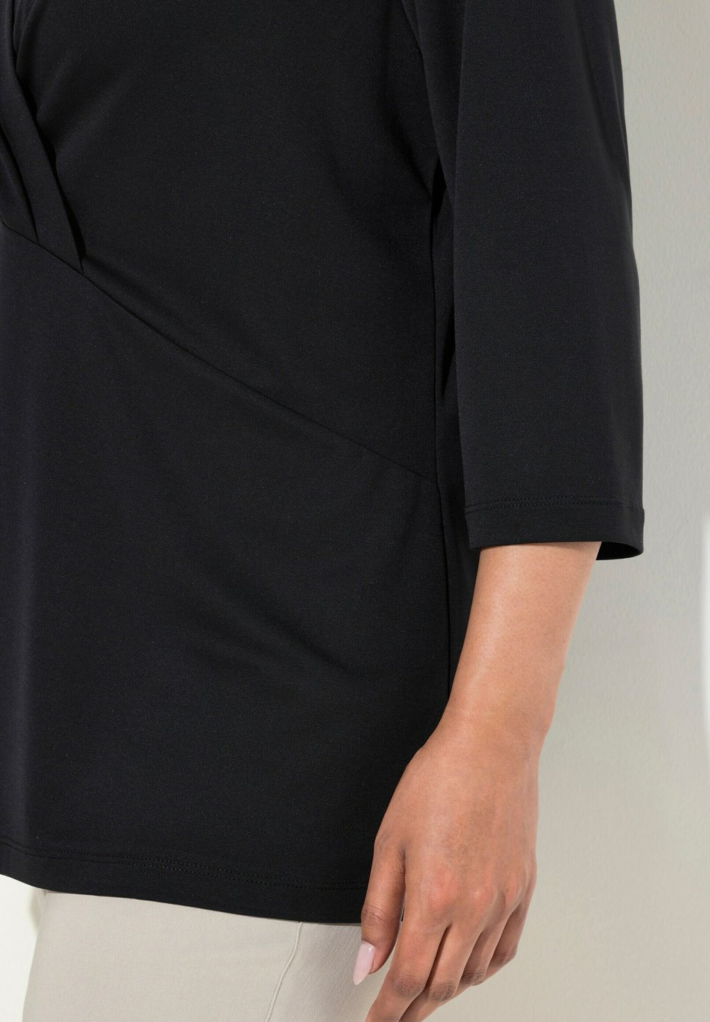 Топ с длинными рукавами WRAP LOOK 3/4 SLEEVE Ulla Popken, черный 
Топ с длинными рукавами WRAP LOOK 3/4 SLEEVE Ulla Popken, черный