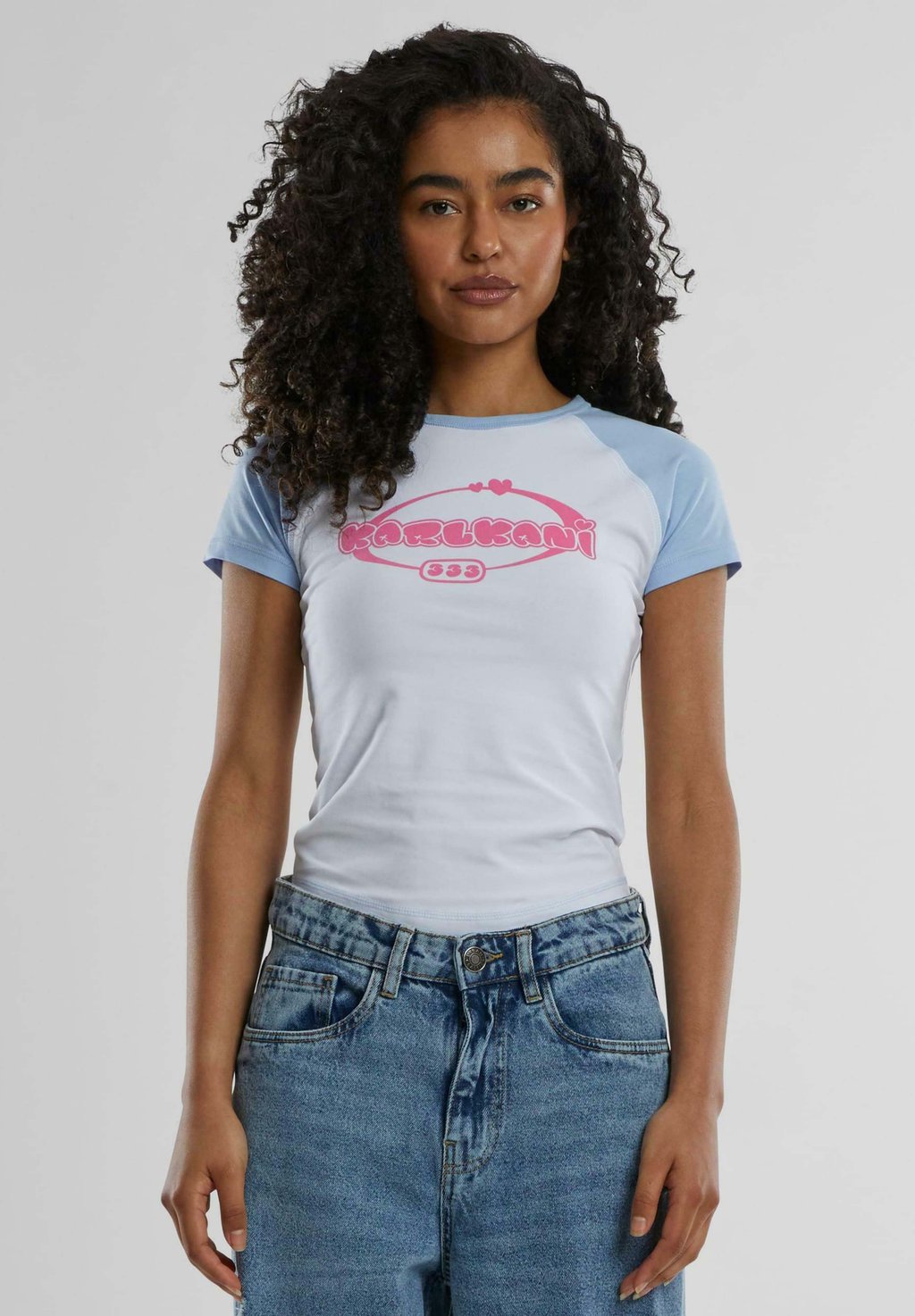 Футболка с принтом Karl Kani, белый 
Футболка с принтом Karl Kani, белый