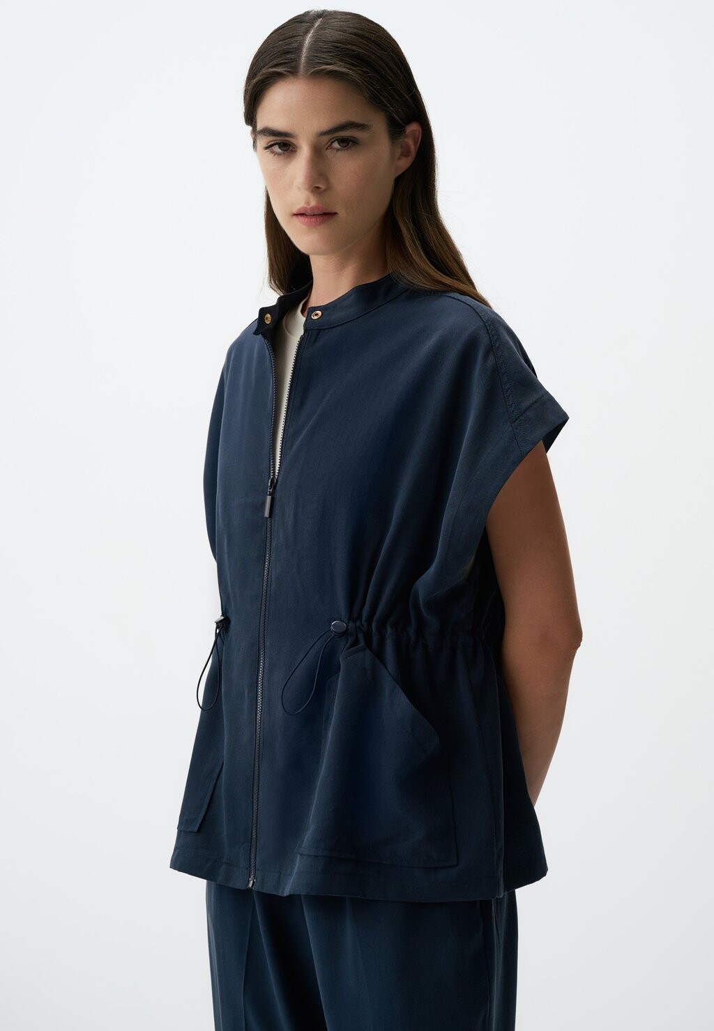 Летняя куртка LOOSE FIT OPEN COLLAR WAIST ELASTICIZED Jimmy Key, темно-синий
Летняя куртка LOOSE FIT OPEN COLLAR WAIST ELASTICIZED Jimmy Key, темно-синий