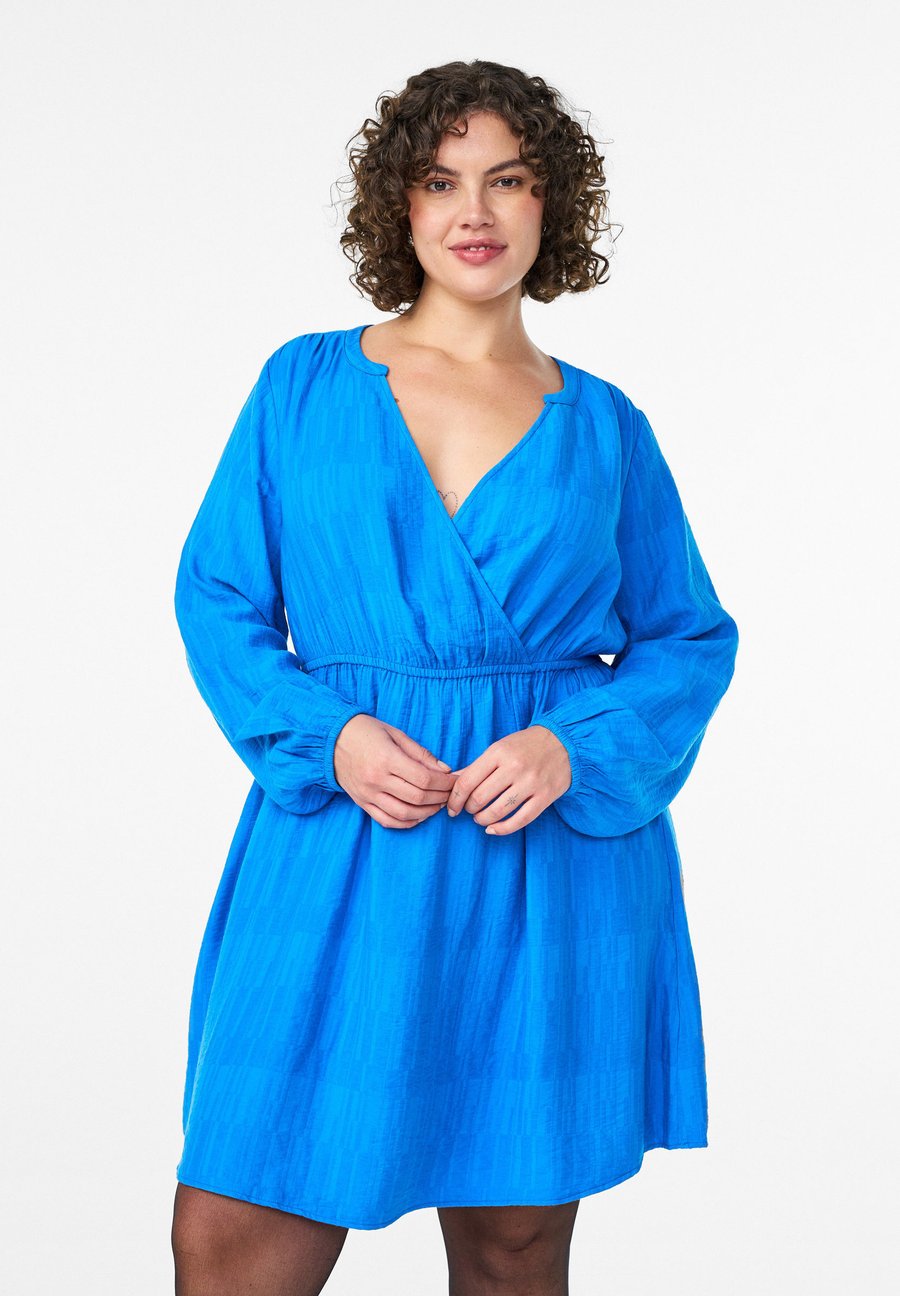 Платье Zizzi KURZES STRUKTURIERTES WICKELOPTIK, Victoria Blue/Blue
Платье Zizzi KURZES STRUKTURIERTES WICKELOPTIK, Victoria Blue/Blue