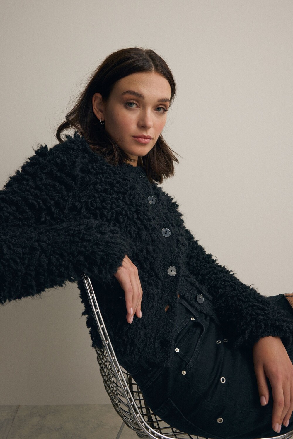 Эффектный пушистый вязаный кардиган на пуговицах Next, черный
Эффектный пушистый вязаный кардиган на пуговицах Next, черный