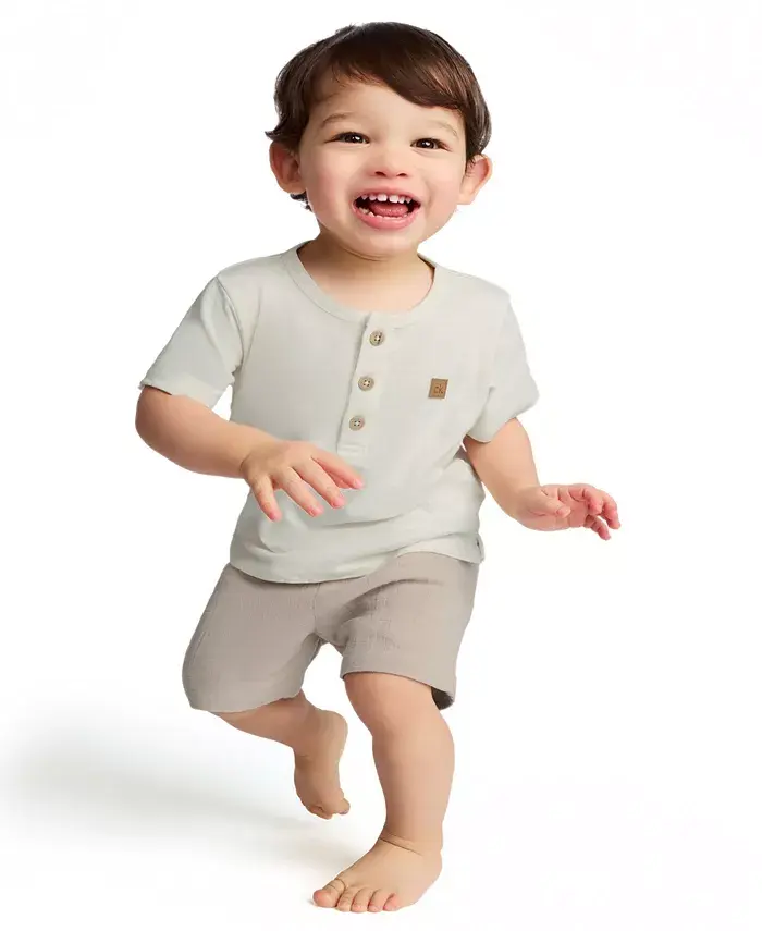 Детский комплект для мальчиков: футболка-поло из джерси с эффектом утолщенной нити и шорты в клетку в тон Calvin Klein
Детский комплект для мальчиков: футболка-поло из джерси с эффектом утолщенной нити и шорты в клетку в тон Calvin Klein