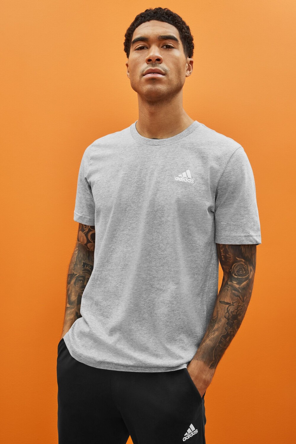 Sportswear Essentials из трикотажа с небольшим логотипом и вышивкой adidas, серый
Sportswear Essentials из трикотажа с небольшим логотипом и вышивкой adidas, серый