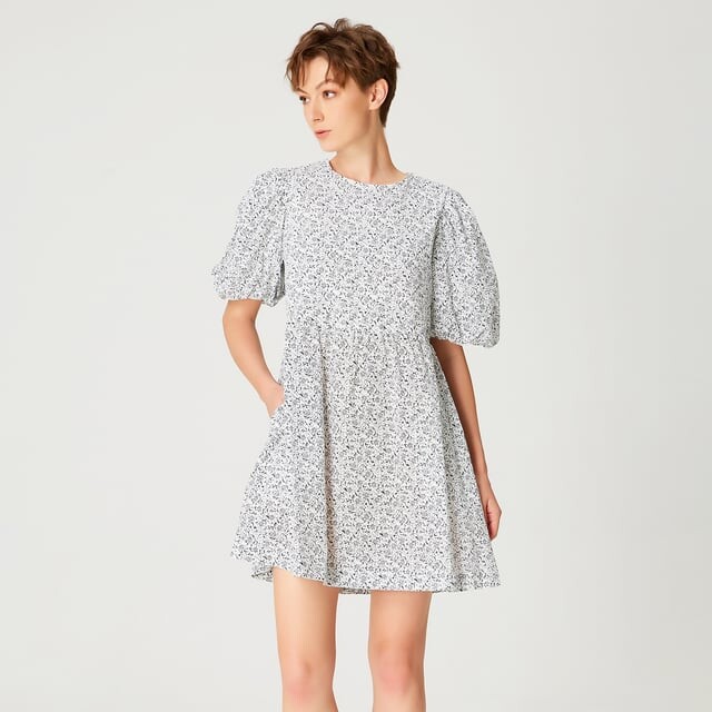 Короткое платье-трапеция с монохромным цветочным принтом S&J Weekends, белый 
Короткое платье-трапеция с монохромным цветочным принтом S&J Weekends, белый