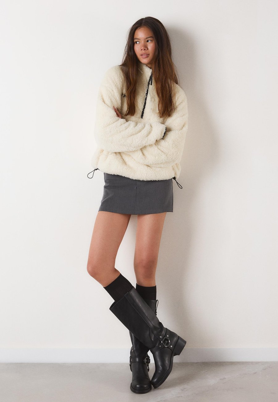 Джемпер Bershka SHEARLING WITH ZIP AND ADJUSTABLE HEM, Beige
Джемпер Bershka SHEARLING WITH ZIP AND ADJUSTABLE HEM, Beige