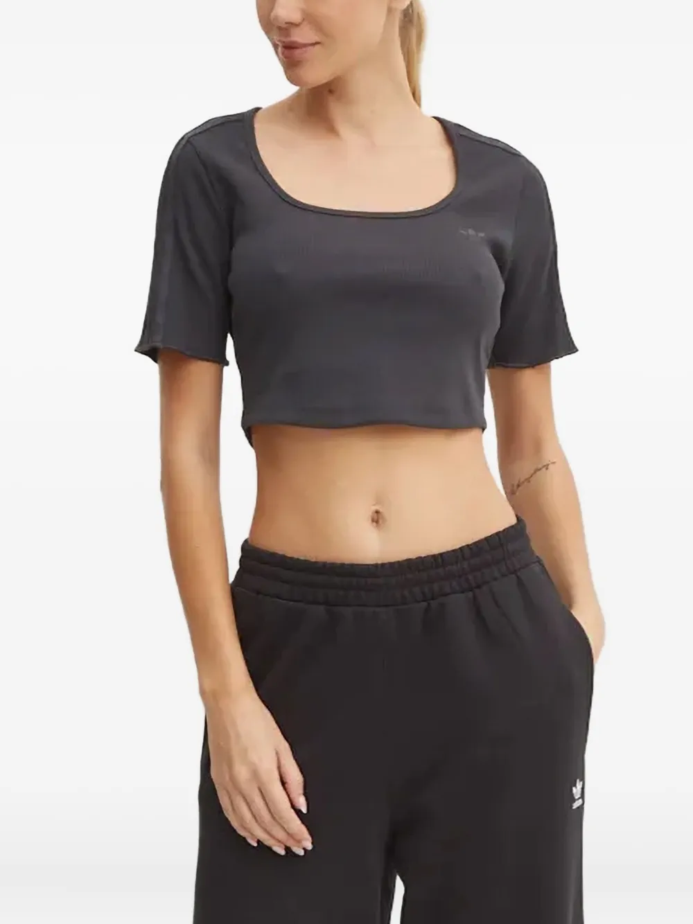 Футболка в рубчик с вырезом-лодочкой adidas, серый
Футболка в рубчик с вырезом-лодочкой adidas, серый