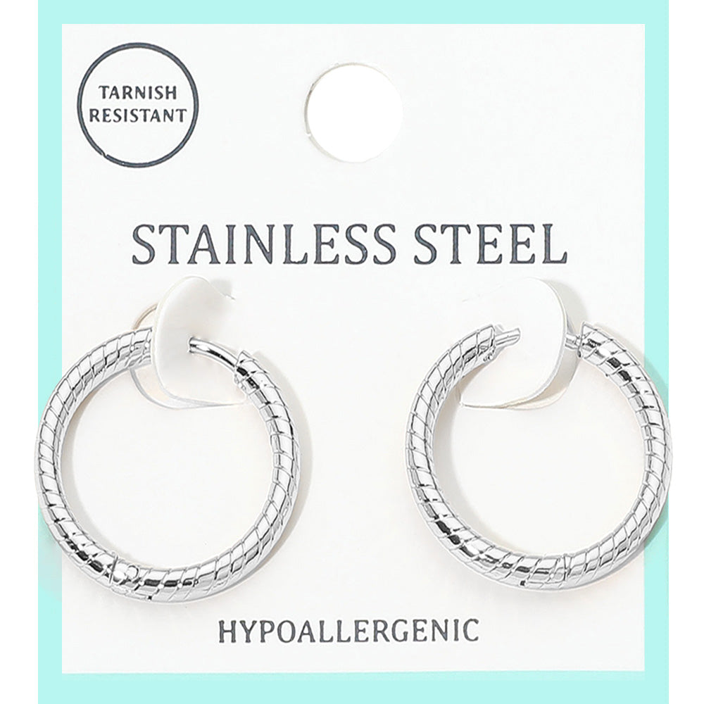 Серьги-кольца Huggie Hoop из текстурированной нержавеющей стали с родиевым покрытием Fashnzfab, Rhodium
Серьги-кольца Huggie Hoop из текстурированной нержавеющей стали с родиевым покрытием Fashnzfab, Rhodium