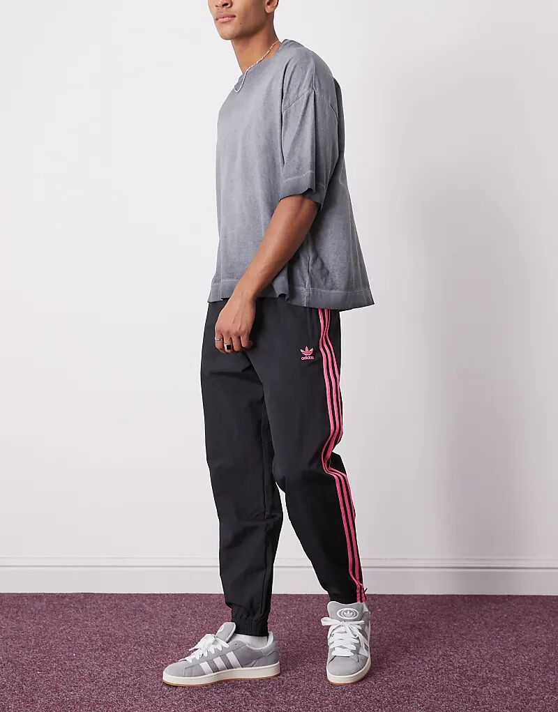 Спортивные брюки adidas Originals Firebird черного и ярко-розового цветов
Спортивные брюки adidas Originals Firebird черного и ярко-розового цветов