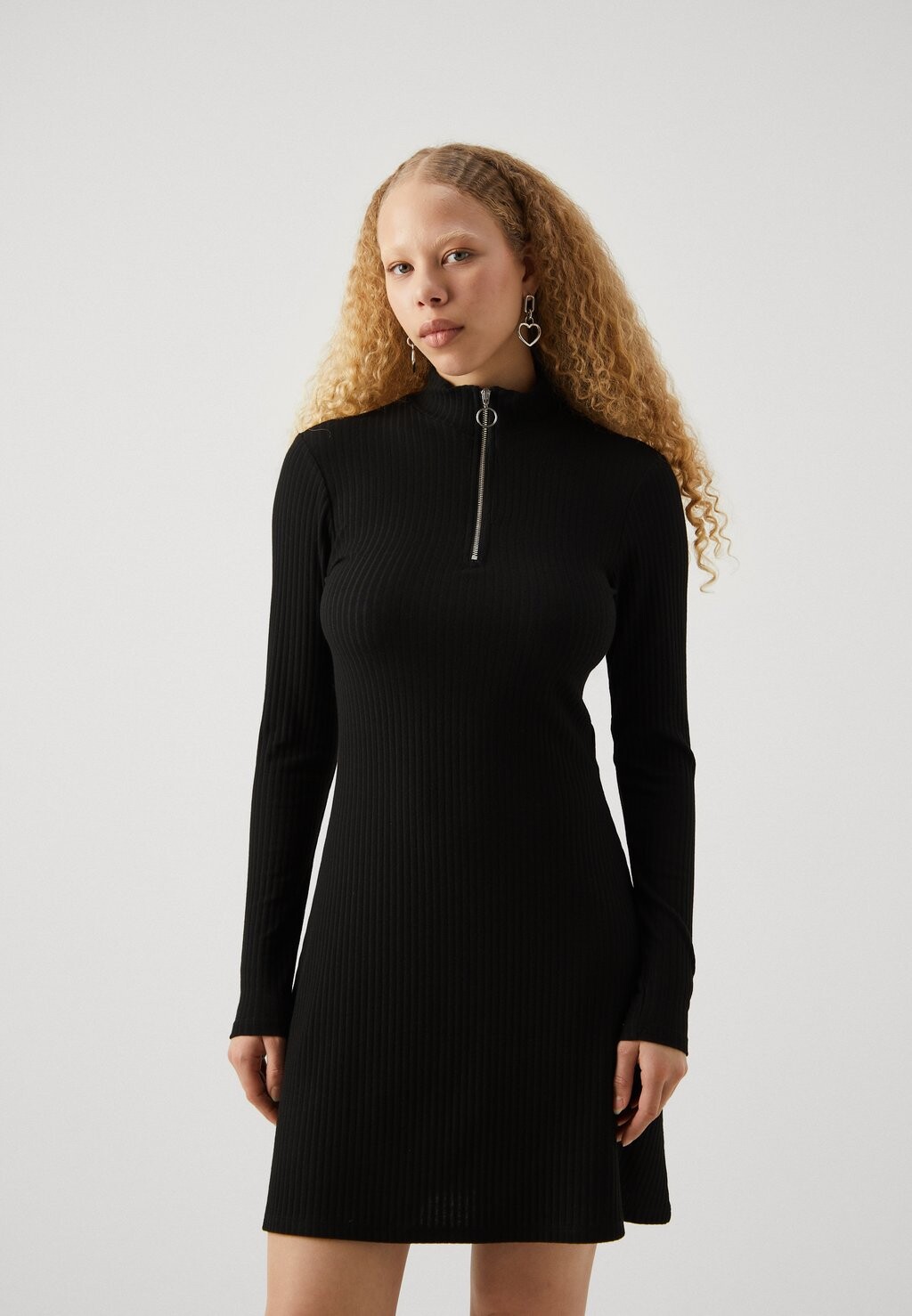 Платье из джерси ONLNELLA HALF ZIP DRESS ONLY, черный
Платье из джерси ONLNELLA HALF ZIP DRESS ONLY, черный