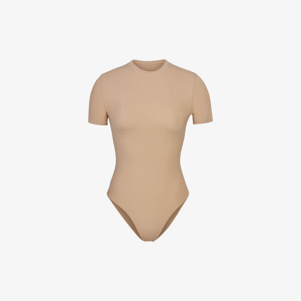 Боди из эластичной ткани с высоким воротником подходит всем Skims, цвет clay
Боди из эластичной ткани с высоким воротником подходит всем Skims, цвет clay