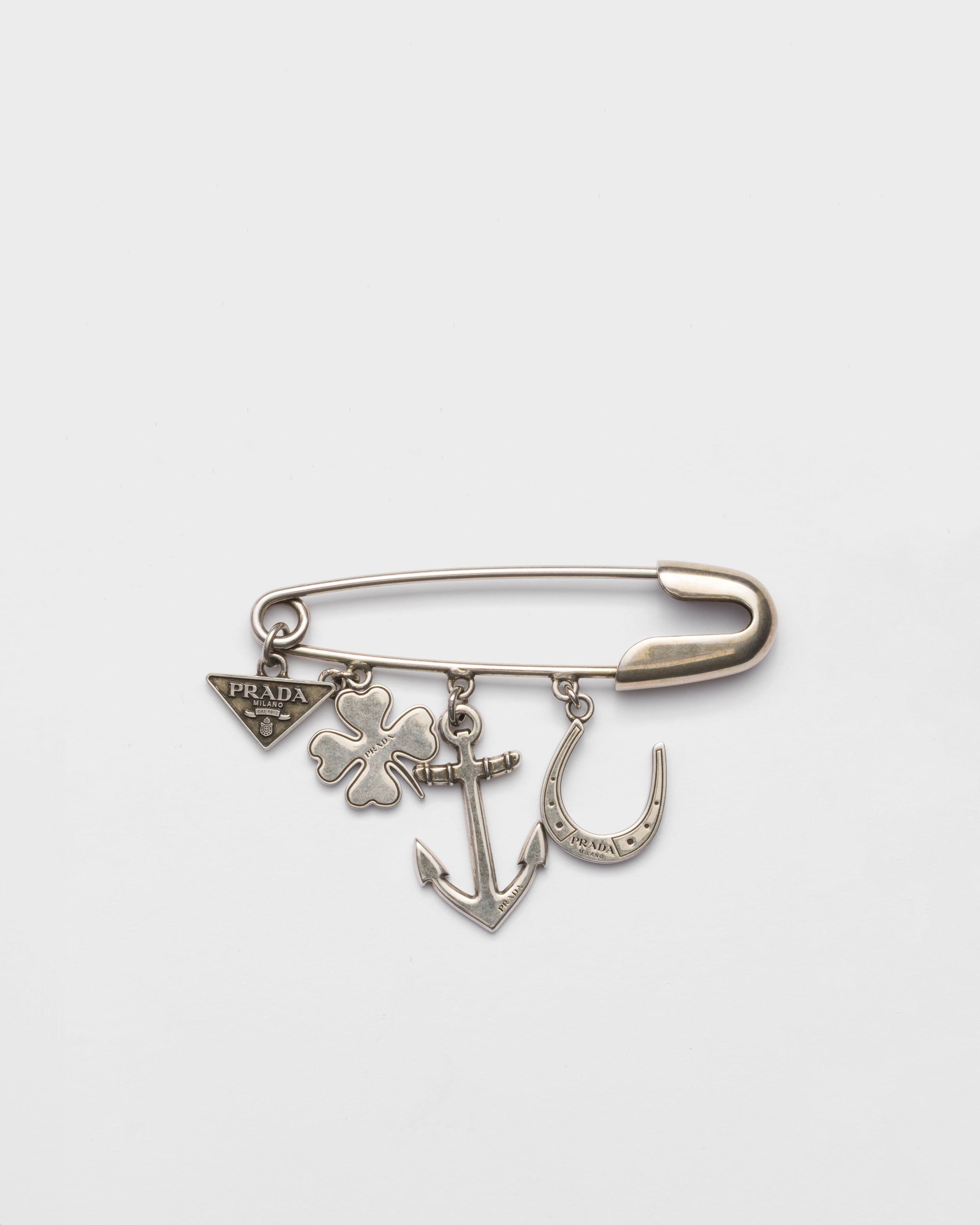 Металлическая брошь Prada, темно-серый
Металлическая брошь Prada, темно-серый