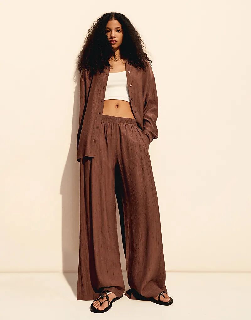 Брюки Bershka свободного кроя с кулиской, коричневого цвета
Брюки Bershka свободного кроя с кулиской, коричневого цвета