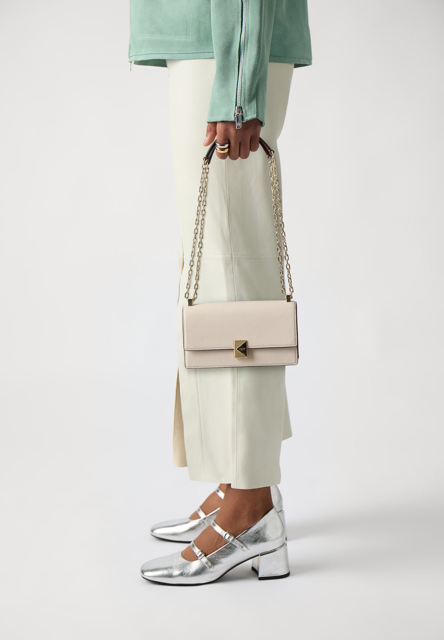 Сумка кросс-боди kate spade new york DECO COLORBLOCKED PEBBLED MINI FLAP CHAIN , Offwhite/Off-White
Сумка кросс-боди kate spade new york DECO COLORBLOCKED PEBBLED MINI FLAP CHAIN , Offwhite/Off-White