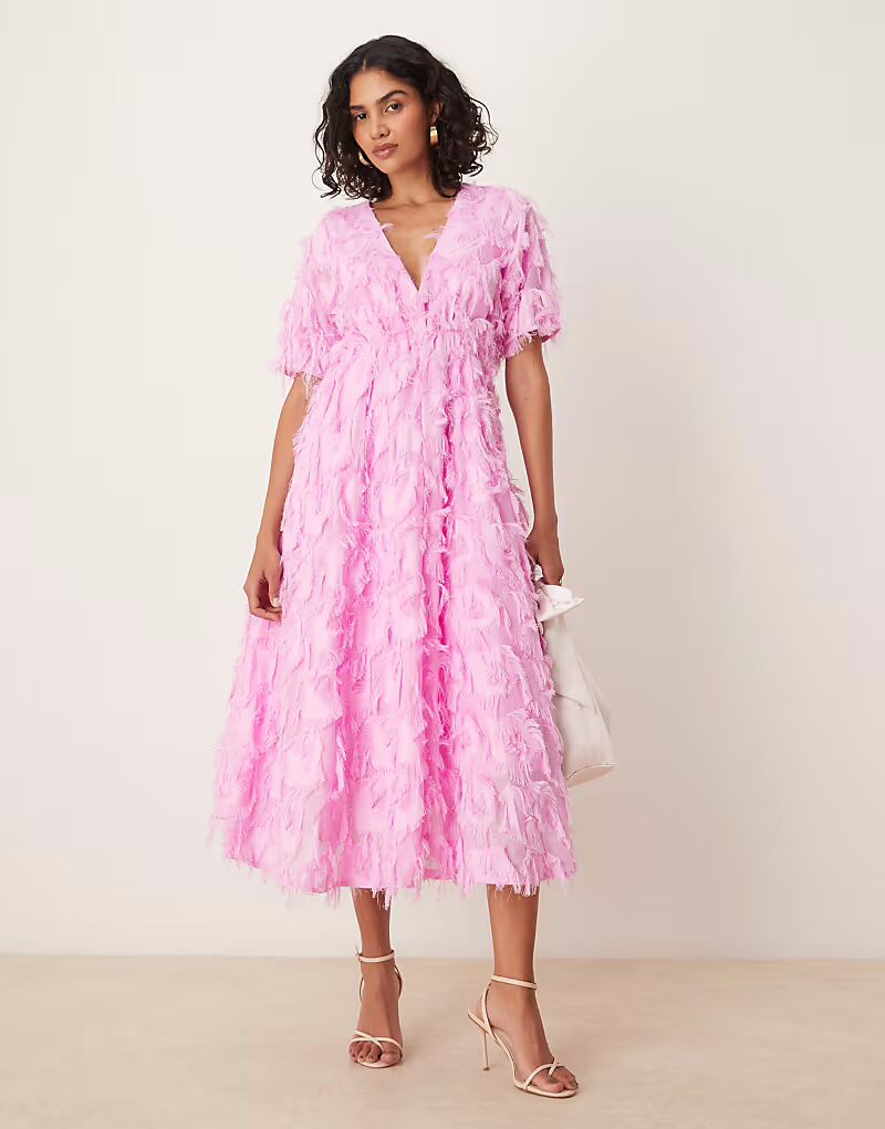 Платье-миди YAS с текстурой и V-образным вырезом пастельно-лавандового цвета
Платье-миди YAS с текстурой и V-образным вырезом пастельно-лавандового цвета