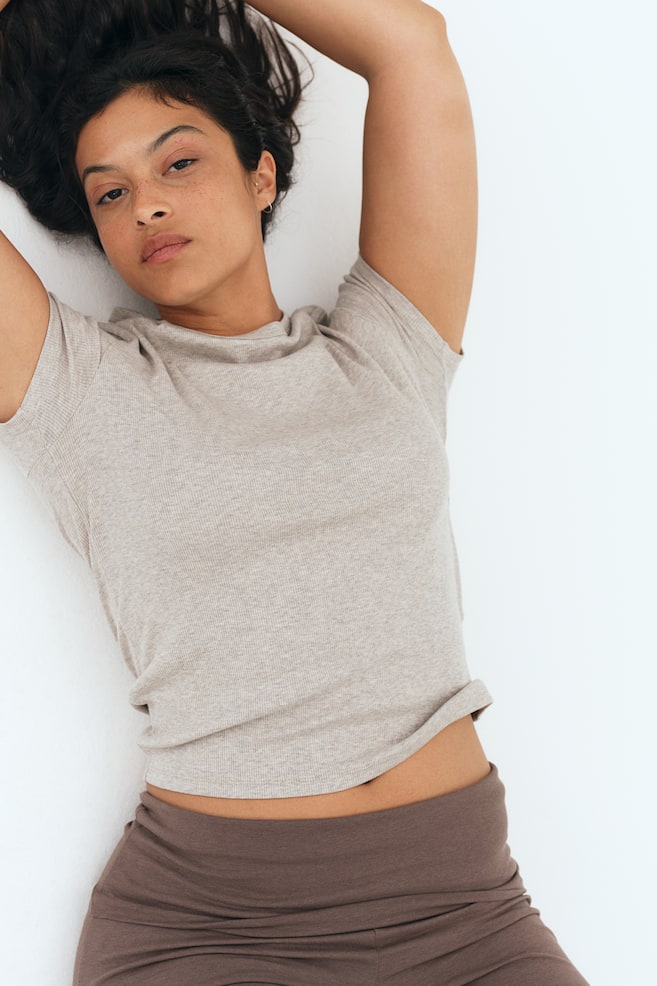 Футболка в рубчик H&M, бежевый
Футболка в рубчик H&M, бежевый